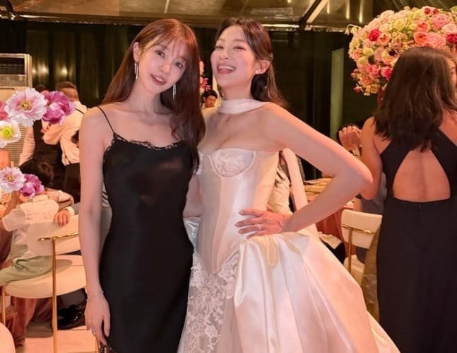 결혼식에 웬 블랙 슬립 드레스? 민폐 하객 논란에 윤은혜 직접 입 열었다