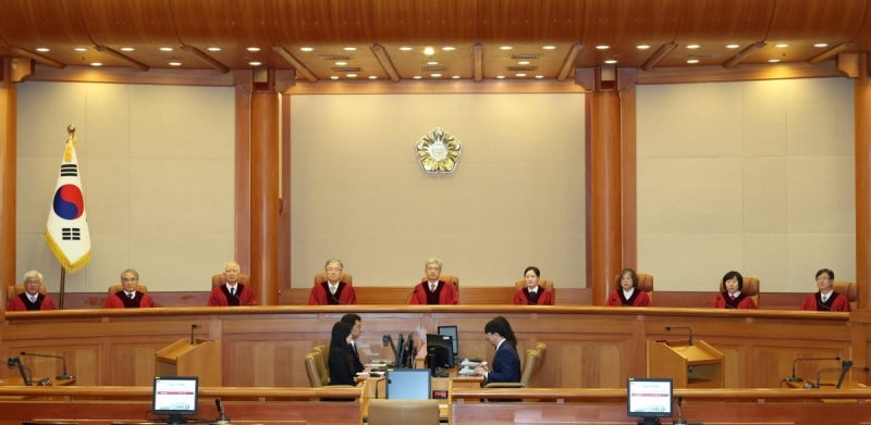 [속보] <b>헌재</b> "'국내 출생 외국인' 출생등록 無규정 <b>입법부작위 위헌</b>"