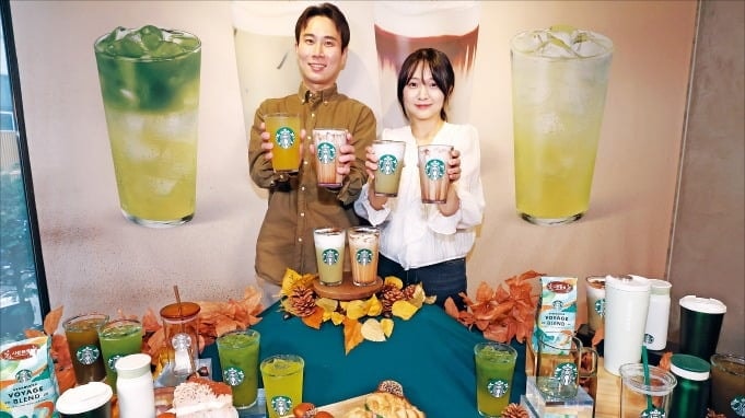 [포토] 스타벅스 “가을 라떼 판매해요”