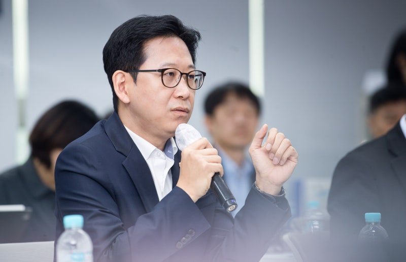 [속보] 정부 '<b>모두의 AI</b>' 사업자로 SKT·카카오·KT 선정