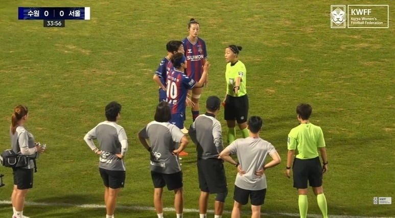 "지소연 선수, 생리하나 봐"…축구 경기 중 <b>심판</b> 발언 논란