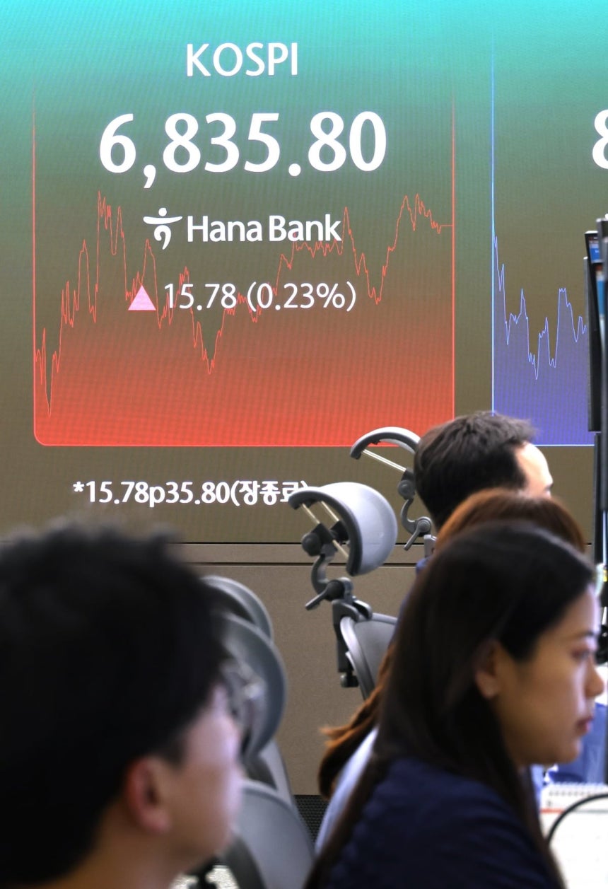 1일 서울 중구 하나은행 본점에서 직원들이 증시와 환율을 모니터하고 있다./ 사진=연합뉴스