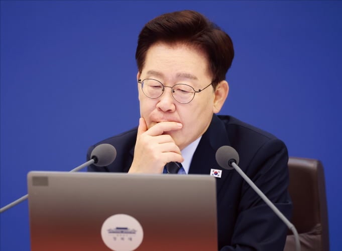 '부동산 정책 후퇴' 비판 일자…李대통령 "강남 왜 급락했나 살펴보라"