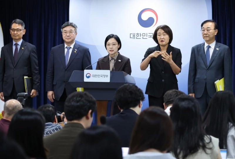 [속보] <b>정부</b> "<b>발전5사 통합</b>…지역별 4개 항만공사 하나로"