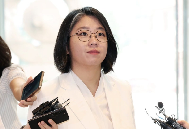 <b>용혜인</b>, 겸직 논란·사퇴 여부 질문에 침묵…'<b>묵묵부답</b> 출근길'