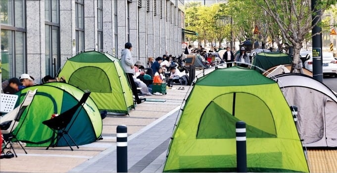 "텐트 치고 밤샜다" 오픈런까지…파리 날리던 아파트 '대반전'