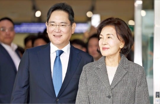 [속보] 홍라희, <b>이재용</b>에 삼성전자 <b>주식</b> 718만주 1.9조 매도