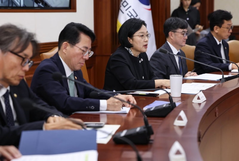 [포토] 국가정책조정<b>회의 주재</b>하는 <b>한성숙</b> 국무총리