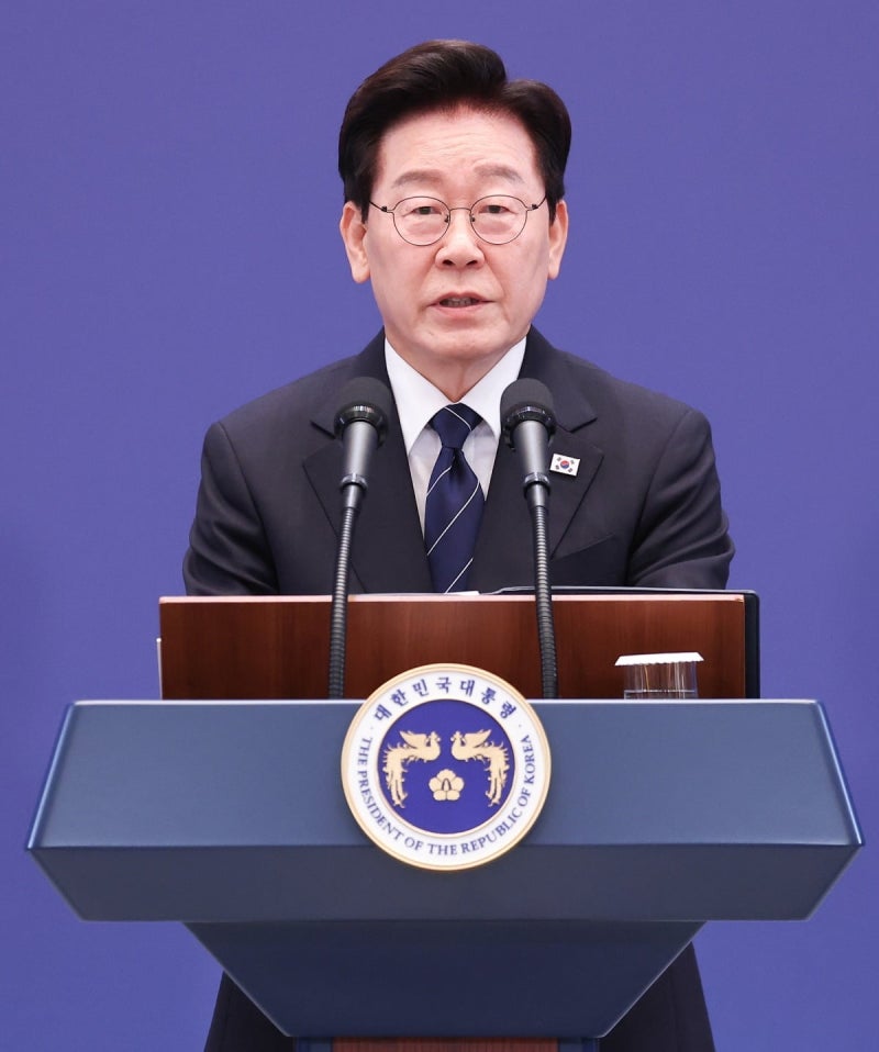 李 <b>대통령 지지율</b> 37%로 <b>하락</b>…부동산·개각이 '발목'