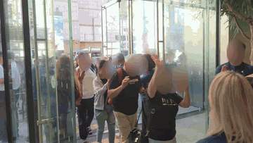 18일 서울 중구 애플 명동 매장에서 대기하던 고객들이 입장하자 직원들이 박수와 환호로 맞이하고 있다. / 영상=홍민성 기자