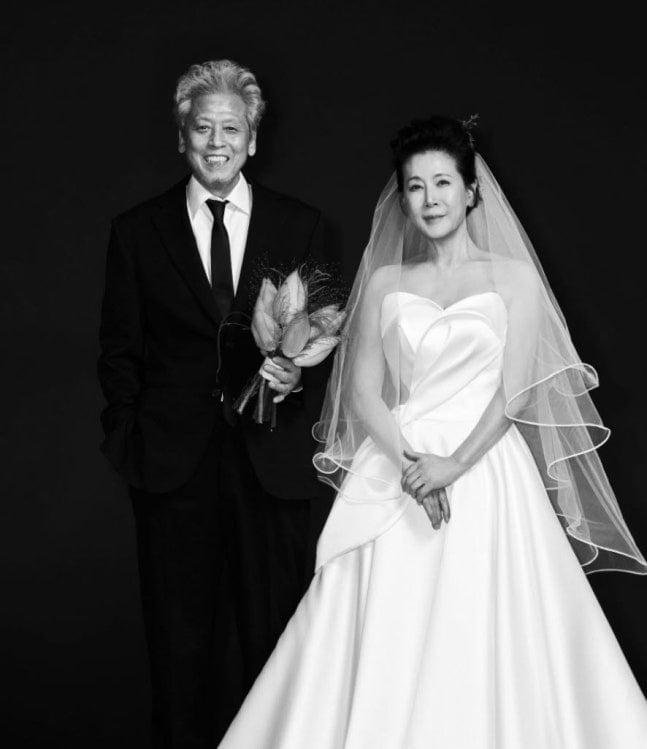 '25년간 사실혼' <b>박정수</b>·<b>정을영</b> PD, 깜짝 <b>웨딩화보</b> 공개