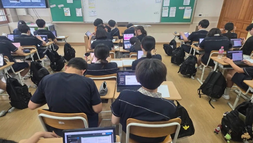 교육 전문 기업 '피플에듀'가 지난 8월18일 향남중학교 전교생을 대상으로 바이브코딩 AI 교육을 진행했다. /사진=피플에듀