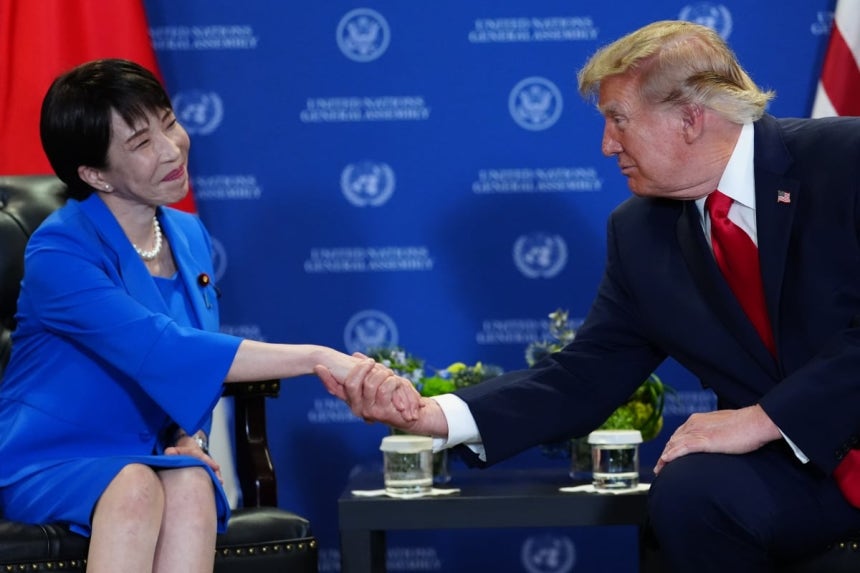 도널드 트럼프 대통령과 다카이치 사나에 일본 총리가 22일 유엔총회 기간 중 다카이치 사나에 일본 총리와 회담하고 있다. 사진=AP연합뉴스