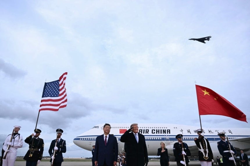 B-1 폭격기가 상공을 비행하는 가운데 도널드 트럼프 미국 대통령이 2026년 9월 23일 메릴랜드주 앤드루스 합동기지에 도착한 시진핑 중국 국가주석을 맞으며 경례하고 있다. / 사진=AFP 연합