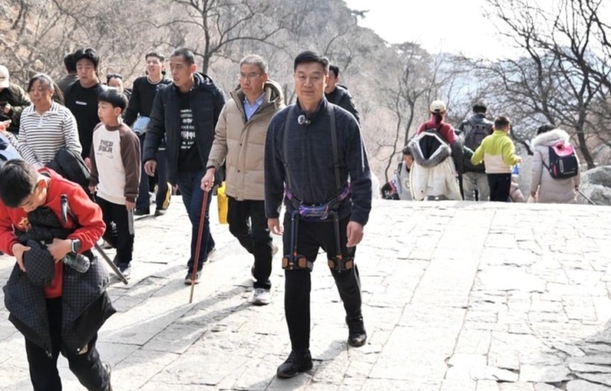공장과 연구실에 머물던 중국 로봇이 이제 관광지에서 일반 소비자가 직접 돈을 내고 쓰는 서비스로 빠르게 확산하고 있다. 중국 산둥성 타이안 타이산에서 등산 보조 외골격 로봇을 사용하고 있는 관광객. 신화통신