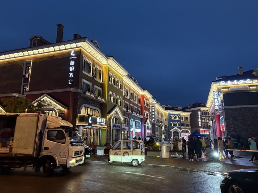 지난 24~26일 찾은 중국 지린성 옌볜조선족자치주엔 관광객과 국경 교역 회복이 맞물리며 상권과 물류에 활기가 돌기 시작했다. 훈춘의 대러시아 교역과 전자상거래가 빠르게 늘고 있고 서쪽 단둥에선 북한 신의주를 잇는 