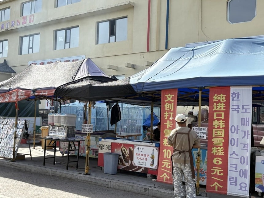 지난 24~26일 찾은 중국 지린성 옌볜조선족자치주엔 관광객과 국경 교역 회복이 맞물리며 상권과 물류에 활기가 돌기 시작했다. 훈춘의 대러시아 교역과 전자상거래가 빠르게 늘고 있고 서쪽 단둥에선 북한 신의주를 잇는 