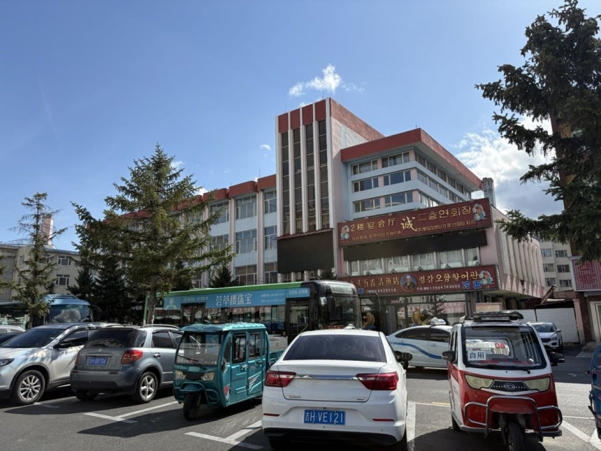 지난 24~26일 찾은 중국 지린성 옌볜조선족자치주엔 관광객과 국경 교역 회복이 맞물리며 상권과 물류에 활기가 돌기 시작했다. 훈춘의 대러시아 교역과 전자상거래가 빠르게 늘고 있고 서쪽 단둥에선 북한 신의주를 잇는 