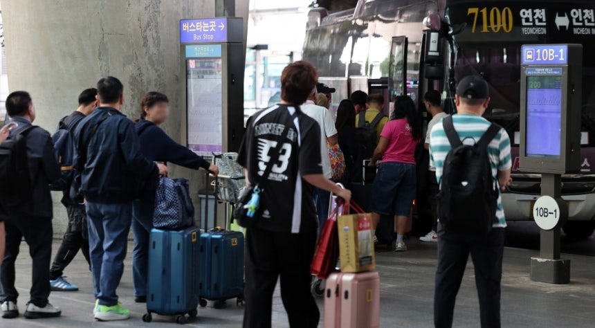 추석 연휴 마지막 날인 27일 인천국제공항 제1터미널 입국장 밖 버스정류장에서 해외 여행에서 돌아온 여행객들이 버스를 기다리고 있다 / 사진=뉴스1