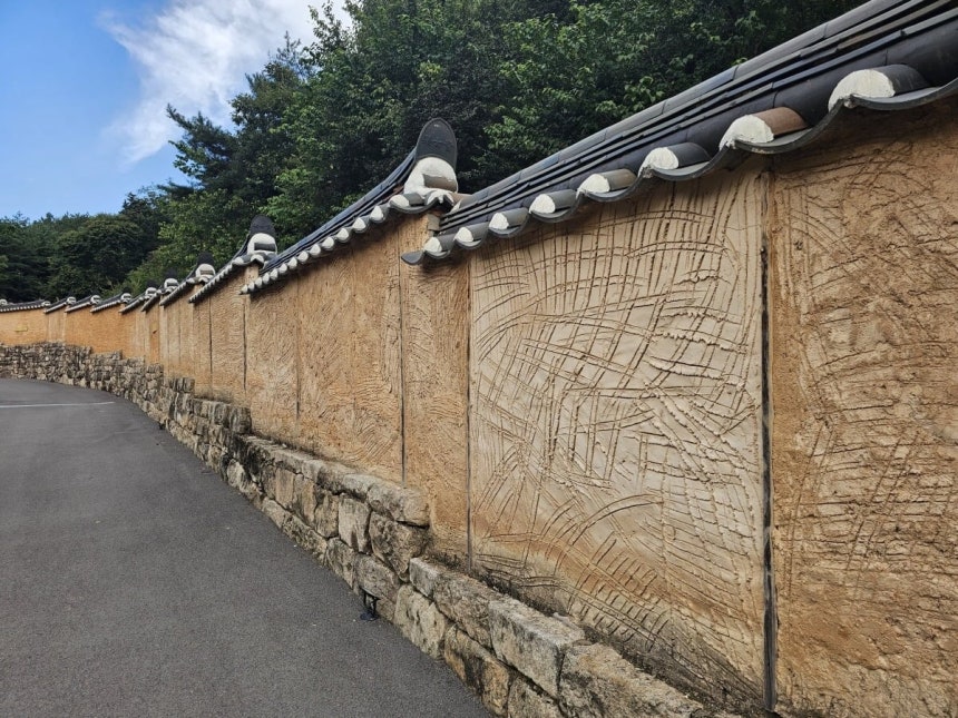 경북 안동 '락고재 하회'의 흙담. 안영환 락고재 회장은 미장 과정에서 생긴 불규칙한 자국이 마음에 들어 표면을 덧바르지 않고 그대로 남겼다. 권용훈 기자