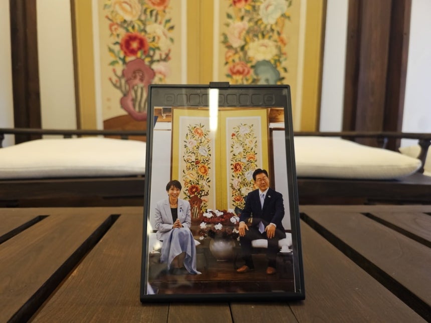 '락고재 하회' 실내에 이재명 대통령과 다카이치 사나에 일본 총리의 사진이 놓여 있다. 두 정상은 지난 5월 이곳에서 만찬을 함께했다. 권용훈 기자