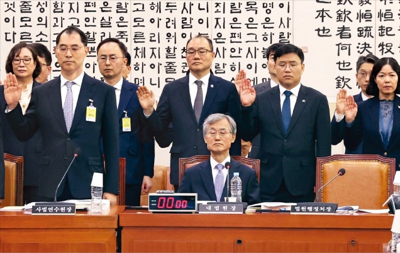 [포토] 홀로 앉아있는 조희대, 국감 증인 선서 거부