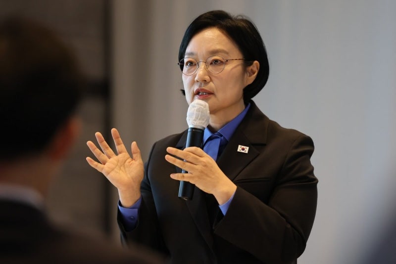 <b>한성숙</b> <b>총리</b> "DMZ 지뢰는 북한 잘못…사과 받아야"