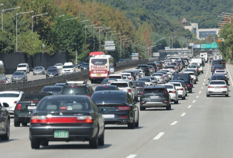 <b>한글날</b> 연휴 첫날 <b>고속도로 정체</b> 시작…서울→부산 7시간40분