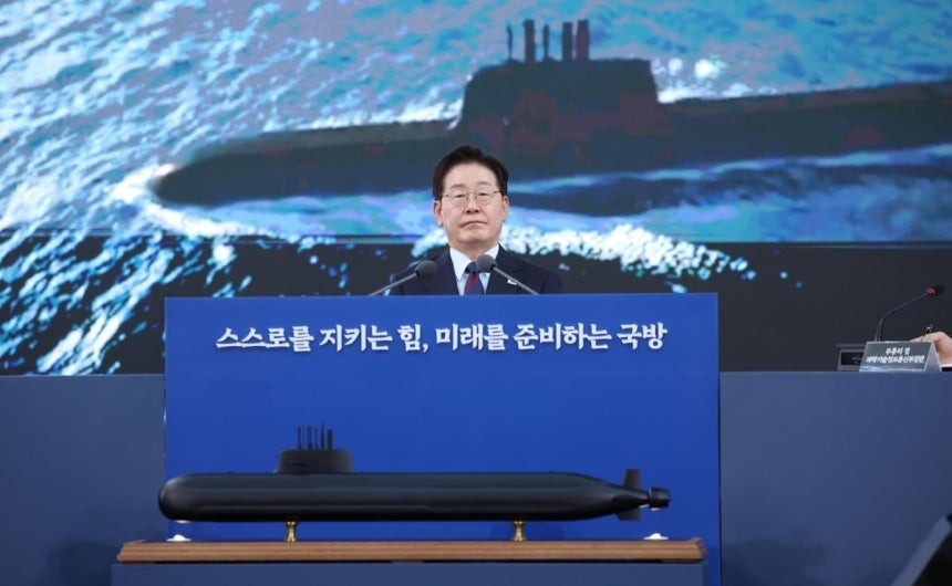 이재명 대통령이 지난 5월 26일 오후 경남 창원시 진해구에서 열린 '제1회 미래전략국방회의'에서 핵추진잠수함 영상을 시청하고 있다./청와대사진기자단