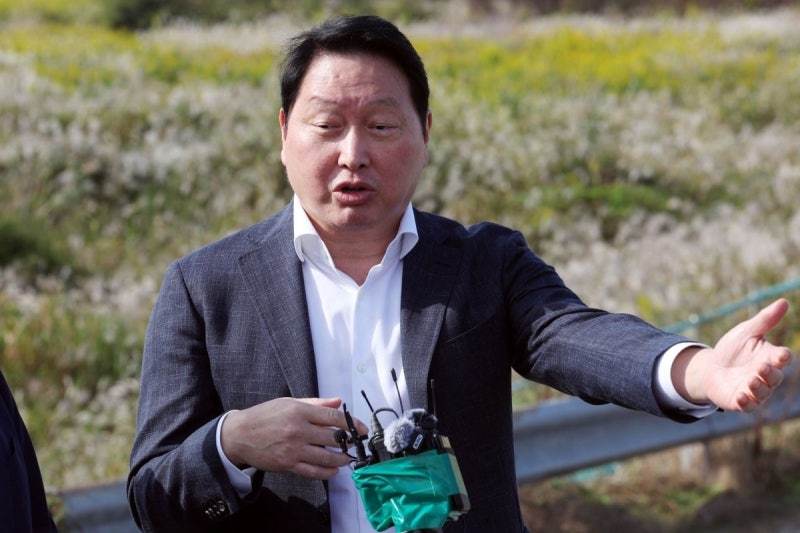 <b>최태원</b> "전력·용수 늦어도 먼저 <b>착공</b>"…호남 반도체 속도전