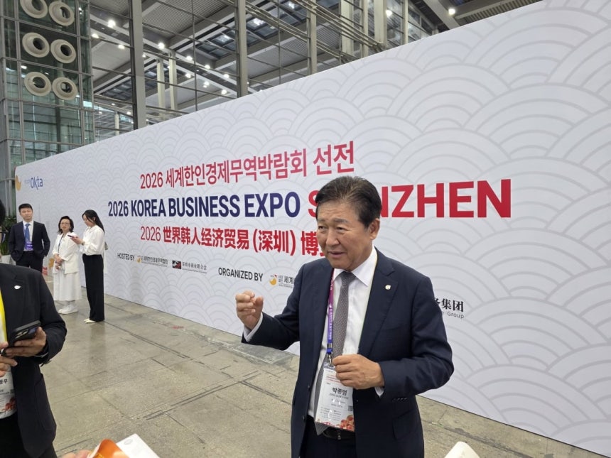 박종범 세계한인경제무역협회(월드옥타) 회장이 9일 중국 선전에서 진행 중인 '2026 코리아 비즈니스 엑스포 선전' 행사장에서 기자단과 인터뷰하고 있다.이광식 기자