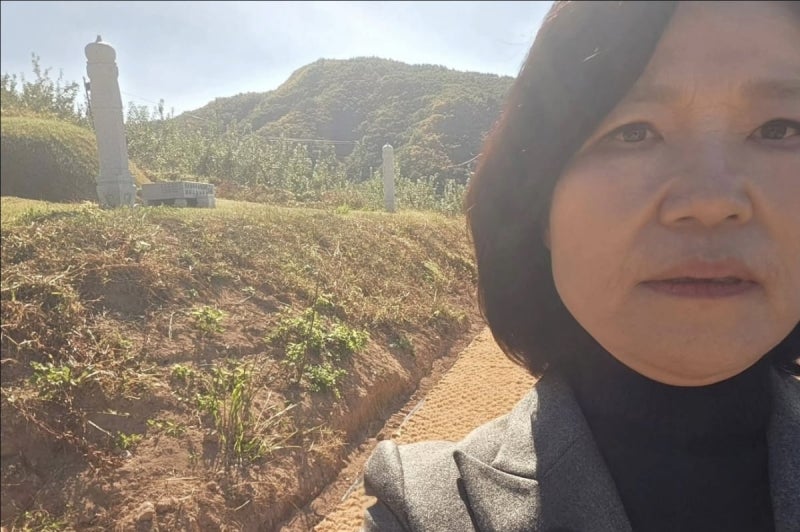 <b>이진숙</b>, 李대통령 부모 <b>묘소</b> 찾더니…"법 위에 있느냐" 비판