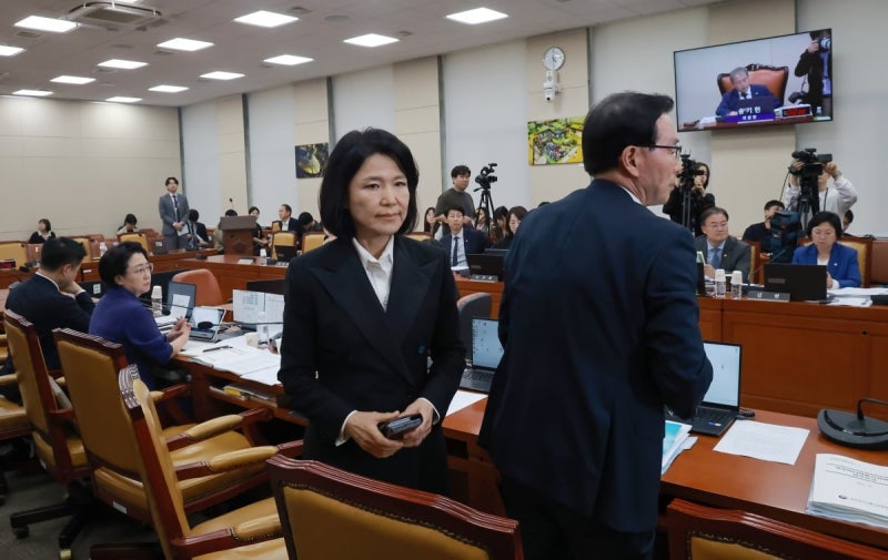 [속보] 과방위, 與주도 <b>이진숙 국감</b> 제척 <b>의결</b>…野, 반발해 퇴장