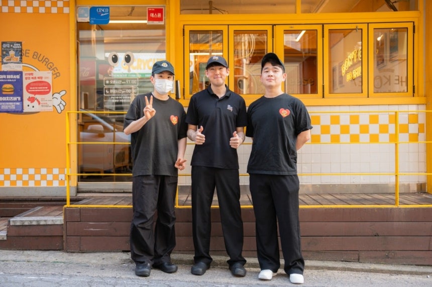 크라이치즈버거 숭실점 크루 전원(맨 오른쪽은 강구연 점장). /사진=크라이치즈버거