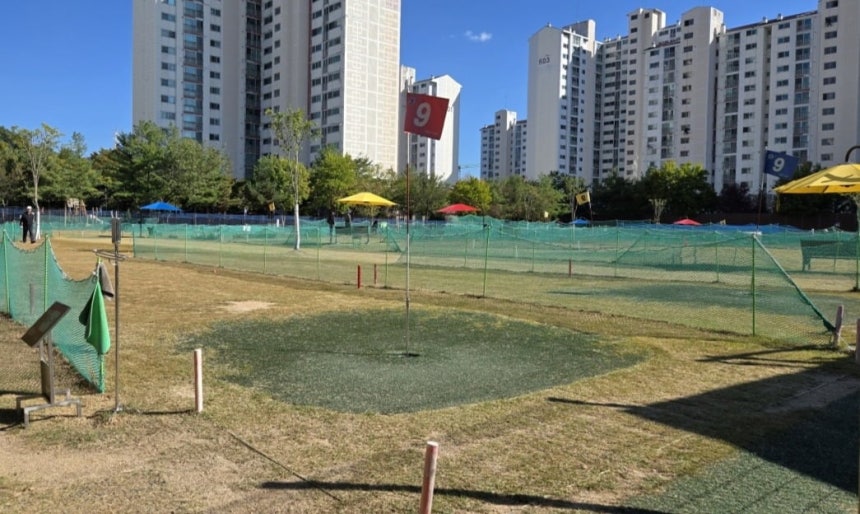 경기 동두천시 송내동 696 일대 '송라중'(가칭) 부지에 조성된 파크골프장. 경기교육청은 학교 설립이 무산된 뒤 이 땅을 동두천시에 무상 임대하고 있다. 구은서 기자