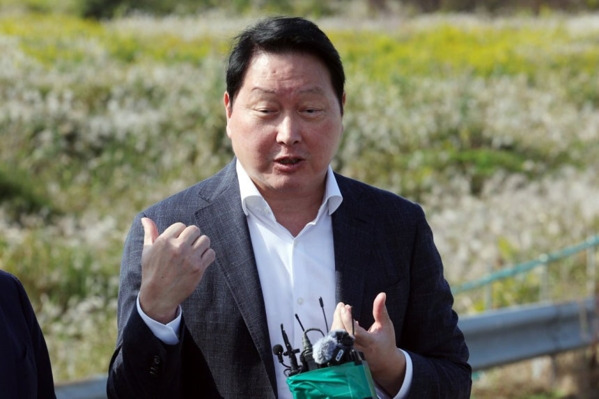 최태원 SK그룹 회장이 지난 9일 오후 호남 반도체 클러스터가 들어설 전남광주 서구 군공항 부지에서 취재진의 질문에 답변하고 있다. 사진=연합뉴스
