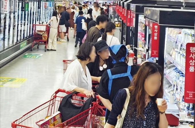 "가방 꽉 찰 정도"…日 관광객, 마트서 싹쓸이한 'K과자' 정체