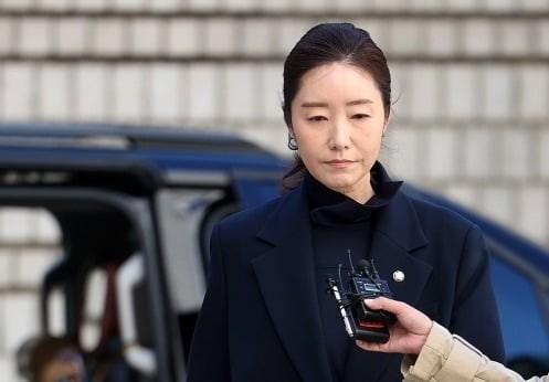 [속보] '<b>1억 공천헌금</b>' <b>강선우</b> 의원 1심 <b>징역</b> 2년 6개월 선고