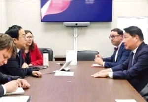 최태원 SK그룹 회장(맨 오른쪽)이 앤디 김 미국 뉴저지주 상원의원(왼쪽 두 번째)과 한·미 경제 협력에 대해 논의하고 있다. /앤디 김 의원 SNS