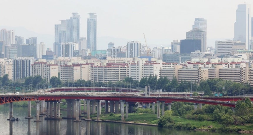 서울 성동구 달맞이공원에서 바라본 강남구 압구정동 아파트의 모습. 사진=연합뉴스