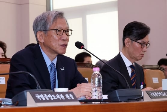 <b>유홍준</b>, 자기 소유 '친일파' <b>소장품</b> 전시…"제 중대한 불찰"