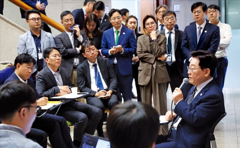 李<b>대통령</b> "<b>주식시장</b> 매우 <b>저평가</b>돼 있다"