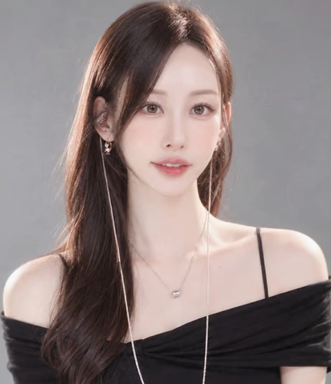 '<b>김현중 혼외자</b> 양육' 전 여친, 방송 활동 시작…"아들 외모 출중"