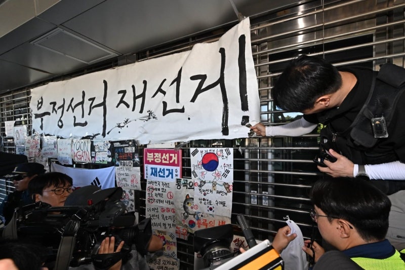 [속보] 내일 올림픽공원 투표용지 검증에 <b>경찰</b> 48개 <b>기동대 투입</b>