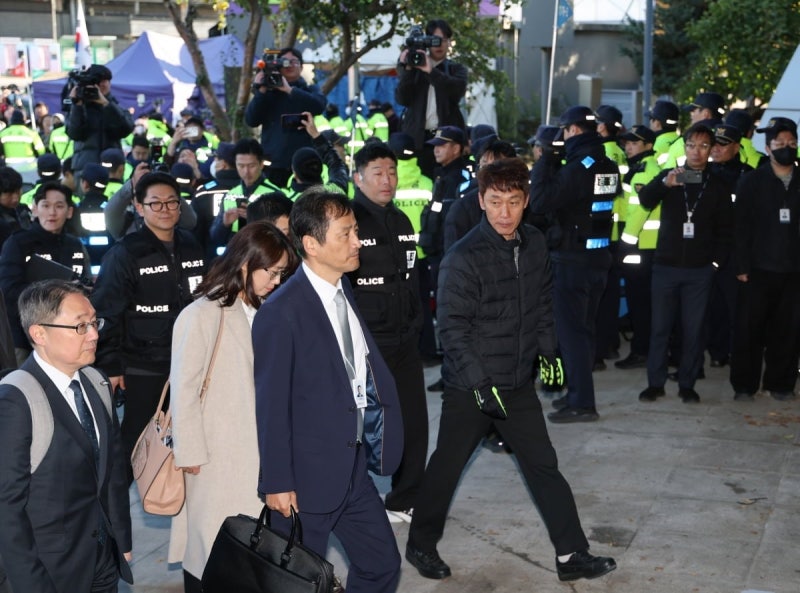 <b>선관위특검</b>, 핸드볼경기장 내부 <b>진입</b>…투표지 검증 착수