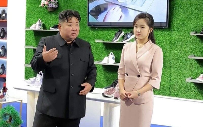 국정원 "김정은 딸 이름 '<b>김주애</b>' 첫 공식 확인"