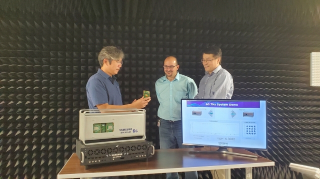 삼성리서치 아메리카(SRA) 실험실에서 삼성전자 연구원들이 140㎓ 통신 시스템을 시연하고 있다. [삼성전자 제공]