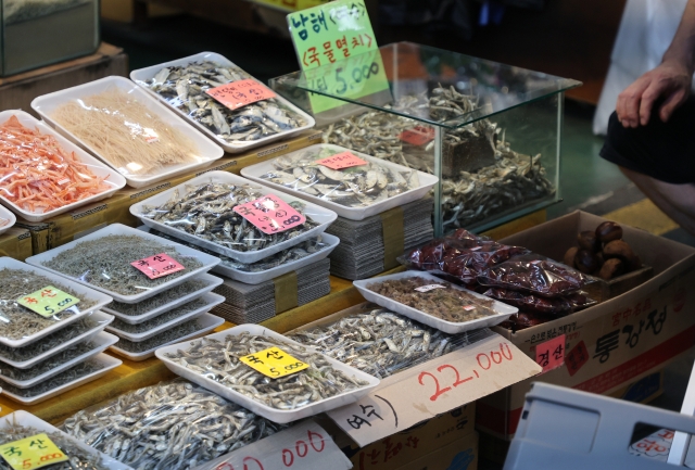 지난달 27일 서울 시내 전통시장에 진열된 건해산물. [연합]