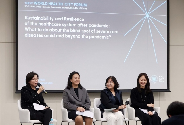 (사진 왼쪽부터) 좌장을 맡은 국가신약개발사업단 지동현 R&D본부장, 삼성바이오에피스 정병인 허가팀 상무, 방혜련 한국아스트라제네카 대외협력부 전무, 이화여대 국제개발협력학회(IDHS) 김연수 선임연구원이 패널토론을