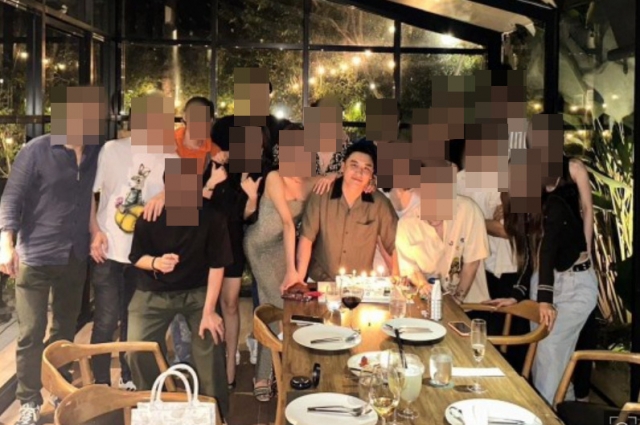 <b>승리</b>, 출소 후 <b>태국</b>서 <b>생일 파티</b>…외국 절친과 환호